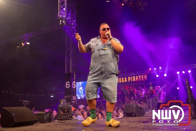 Feestknallers! Mega Piraten Festijn Oldebroek vult uitverkochte tent met oer-gezelligheid tijdens de 2025 editie. - © NWVFoto.nl