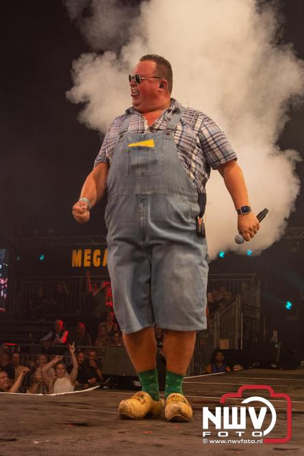 Feestknallers! Mega Piraten Festijn Oldebroek vult uitverkochte tent met oer-gezelligheid tijdens de 2025 editie. - © NWVFoto.nl