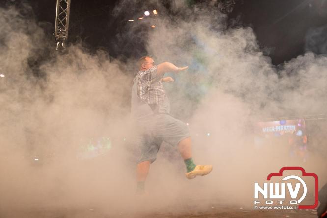Feestknallers! Mega Piraten Festijn Oldebroek vult uitverkochte tent met oer-gezelligheid tijdens de 2025 editie. - © NWVFoto.nl