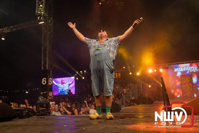 Feestknallers! Mega Piraten Festijn Oldebroek vult uitverkochte tent met oer-gezelligheid tijdens de 2025 editie. - © NWVFoto.nl