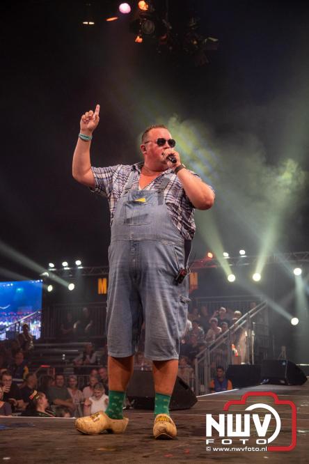 Feestknallers! Mega Piraten Festijn Oldebroek vult uitverkochte tent met oer-gezelligheid tijdens de 2025 editie. - © NWVFoto.nl