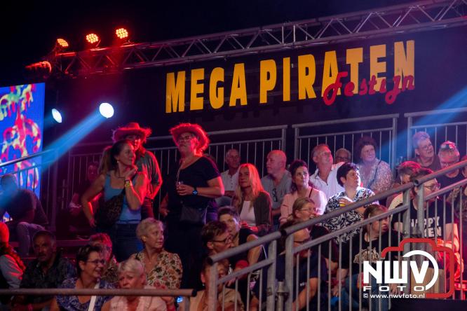 Feestknallers! Mega Piraten Festijn Oldebroek vult uitverkochte tent met oer-gezelligheid tijdens de 2025 editie. - © NWVFoto.nl