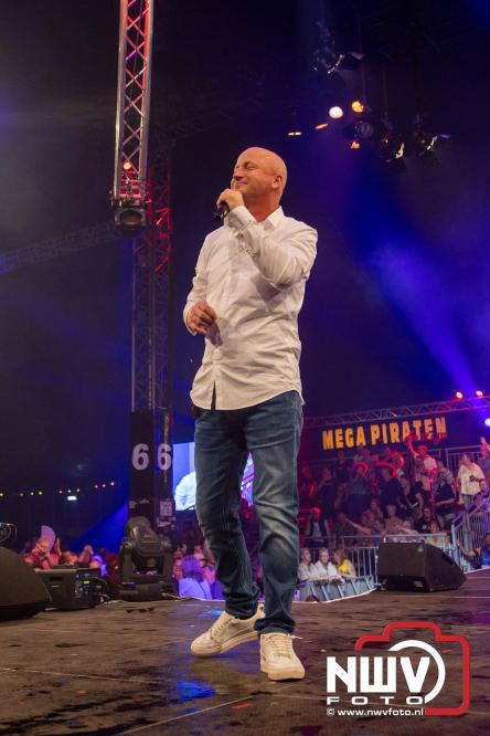 Feestknallers! Mega Piraten Festijn Oldebroek vult uitverkochte tent met oer-gezelligheid tijdens de 2025 editie. - © NWVFoto.nl