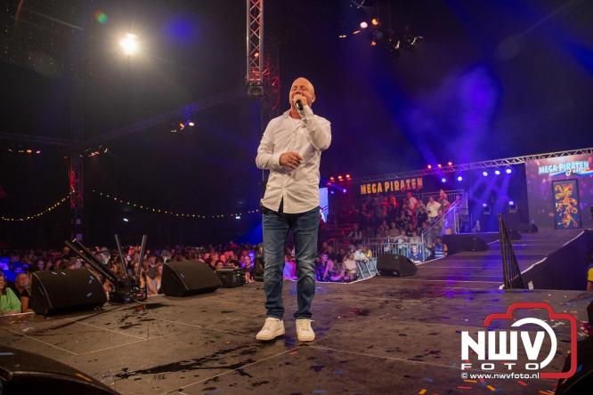 Feestknallers! Mega Piraten Festijn Oldebroek vult uitverkochte tent met oer-gezelligheid tijdens de 2025 editie. - © NWVFoto.nl