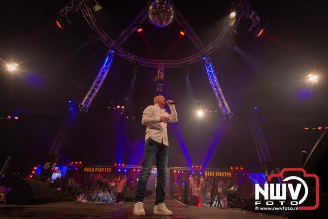 Feestknallers! Mega Piraten Festijn Oldebroek vult uitverkochte tent met oer-gezelligheid tijdens de 2025 editie. - © NWVFoto.nl