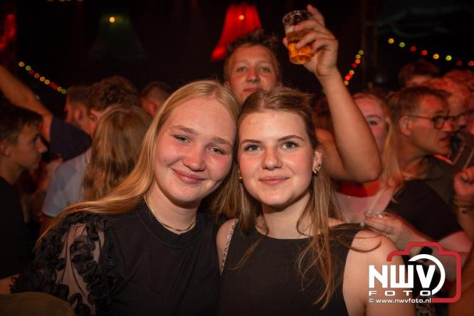 Feestknallers! Mega Piraten Festijn Oldebroek vult uitverkochte tent met oer-gezelligheid tijdens de 2025 editie. - © NWVFoto.nl