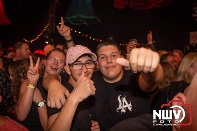Feestknallers! Mega Piraten Festijn Oldebroek vult uitverkochte tent met oer-gezelligheid tijdens de 2025 editie. - © NWVFoto.nl