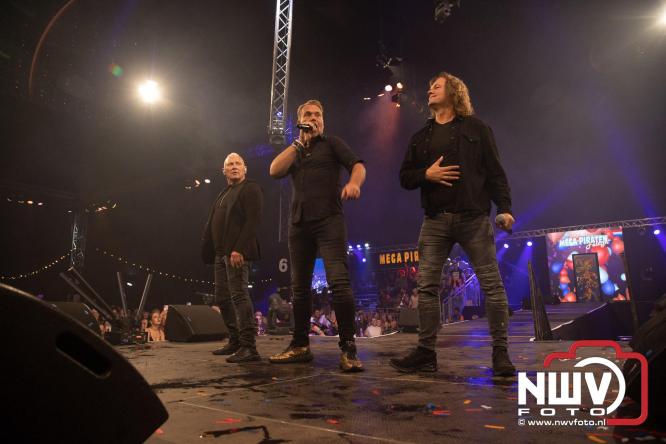 Feestknallers! Mega Piraten Festijn Oldebroek vult uitverkochte tent met oer-gezelligheid tijdens de 2025 editie. - © NWVFoto.nl