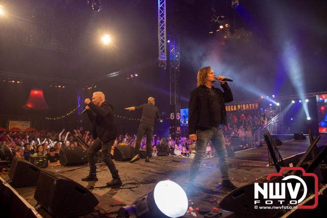 Feestknallers! Mega Piraten Festijn Oldebroek vult uitverkochte tent met oer-gezelligheid tijdens de 2025 editie. - © NWVFoto.nl
