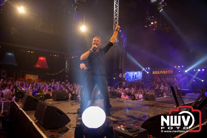 Feestknallers! Mega Piraten Festijn Oldebroek vult uitverkochte tent met oer-gezelligheid tijdens de 2025 editie. - © NWVFoto.nl