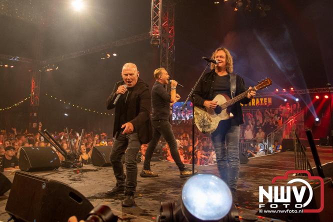 Feestknallers! Mega Piraten Festijn Oldebroek vult uitverkochte tent met oer-gezelligheid tijdens de 2025 editie. - © NWVFoto.nl