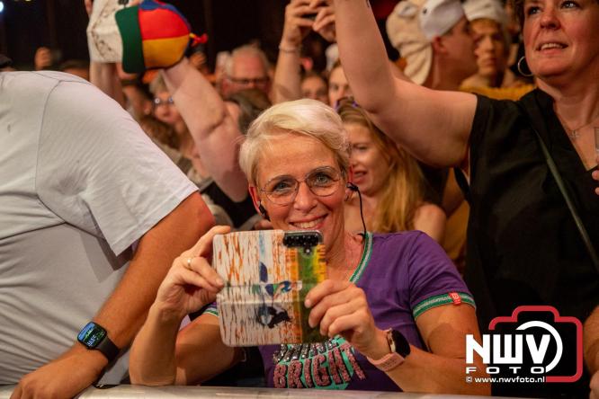 Feestknallers! Mega Piraten Festijn Oldebroek vult uitverkochte tent met oer-gezelligheid tijdens de 2025 editie. - © NWVFoto.nl
