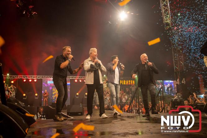 Feestknallers! Mega Piraten Festijn Oldebroek vult uitverkochte tent met oer-gezelligheid tijdens de 2025 editie. - © NWVFoto.nl