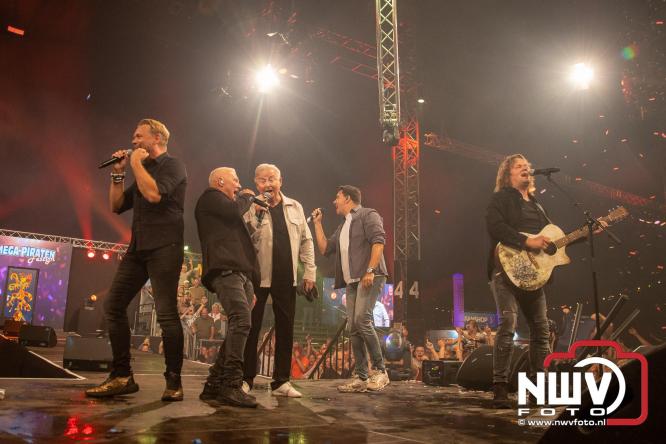 Feestknallers! Mega Piraten Festijn Oldebroek vult uitverkochte tent met oer-gezelligheid tijdens de 2025 editie. - © NWVFoto.nl