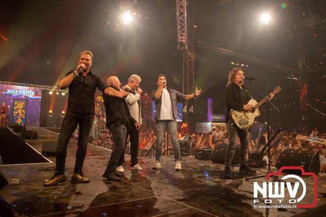 Feestknallers! Mega Piraten Festijn Oldebroek vult uitverkochte tent met oer-gezelligheid tijdens de 2025 editie. - © NWVFoto.nl