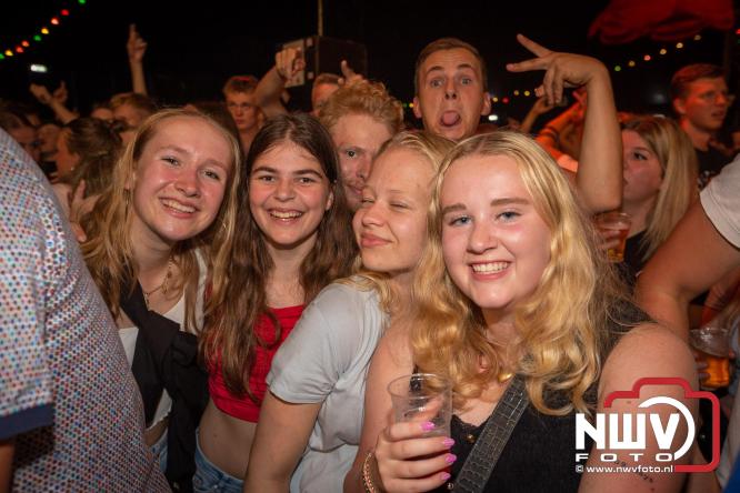 Feestknallers! Mega Piraten Festijn Oldebroek vult uitverkochte tent met oer-gezelligheid tijdens de 2025 editie. - © NWVFoto.nl