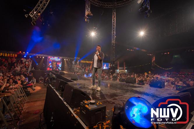 Feestknallers! Mega Piraten Festijn Oldebroek vult uitverkochte tent met oer-gezelligheid tijdens de 2025 editie. - © NWVFoto.nl