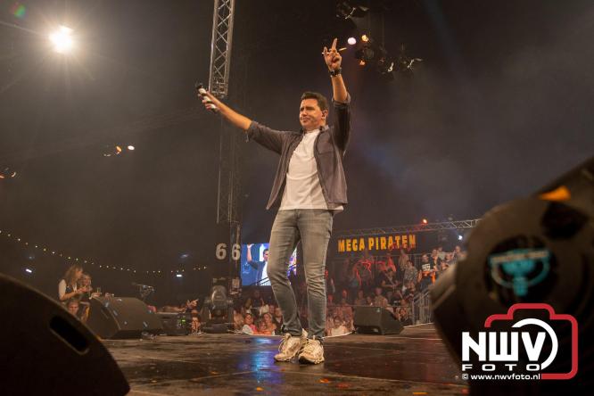 Feestknallers! Mega Piraten Festijn Oldebroek vult uitverkochte tent met oer-gezelligheid tijdens de 2025 editie. - © NWVFoto.nl