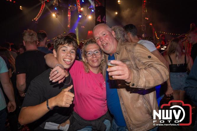 Feestknallers! Mega Piraten Festijn Oldebroek vult uitverkochte tent met oer-gezelligheid tijdens de 2025 editie. - © NWVFoto.nl