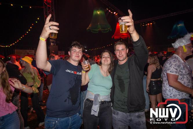 Feestknallers! Mega Piraten Festijn Oldebroek vult uitverkochte tent met oer-gezelligheid tijdens de 2025 editie. - © NWVFoto.nl