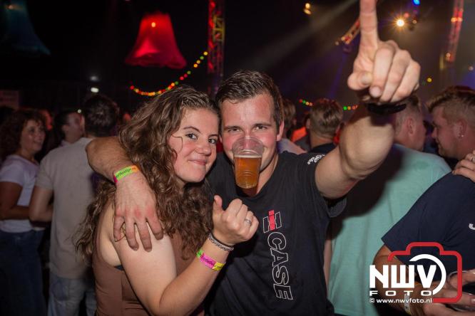 Feestknallers! Mega Piraten Festijn Oldebroek vult uitverkochte tent met oer-gezelligheid tijdens de 2025 editie. - © NWVFoto.nl