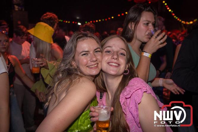 Feestknallers! Mega Piraten Festijn Oldebroek vult uitverkochte tent met oer-gezelligheid tijdens de 2025 editie. - © NWVFoto.nl