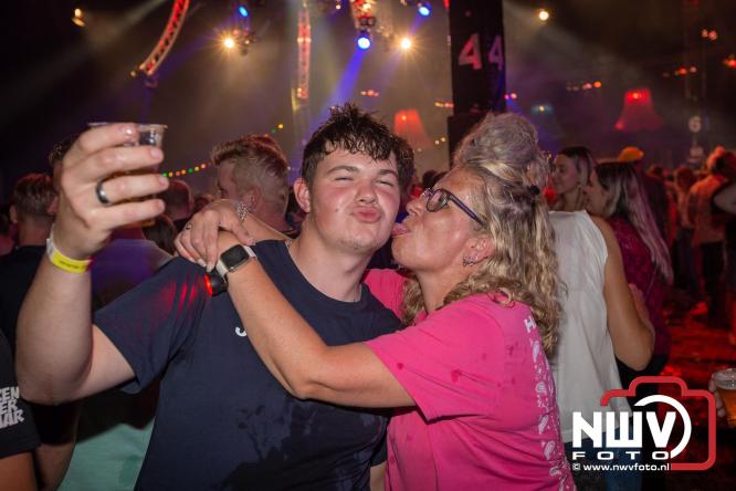 Feestknallers! Mega Piraten Festijn Oldebroek vult uitverkochte tent met oer-gezelligheid tijdens de 2025 editie. - © NWVFoto.nl