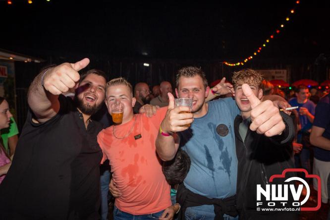 Feestknallers! Mega Piraten Festijn Oldebroek vult uitverkochte tent met oer-gezelligheid tijdens de 2025 editie. - © NWVFoto.nl