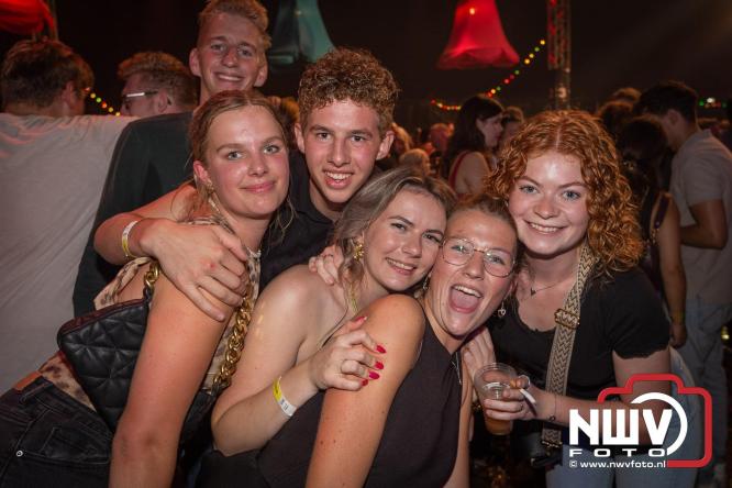 Feestknallers! Mega Piraten Festijn Oldebroek vult uitverkochte tent met oer-gezelligheid tijdens de 2025 editie. - © NWVFoto.nl