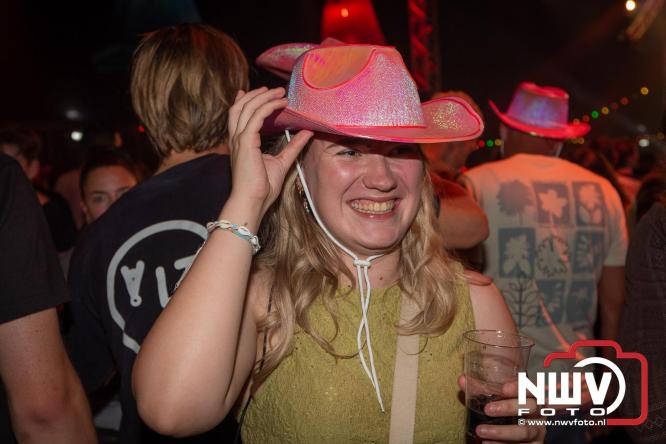 Feestknallers! Mega Piraten Festijn Oldebroek vult uitverkochte tent met oer-gezelligheid tijdens de 2025 editie. - © NWVFoto.nl