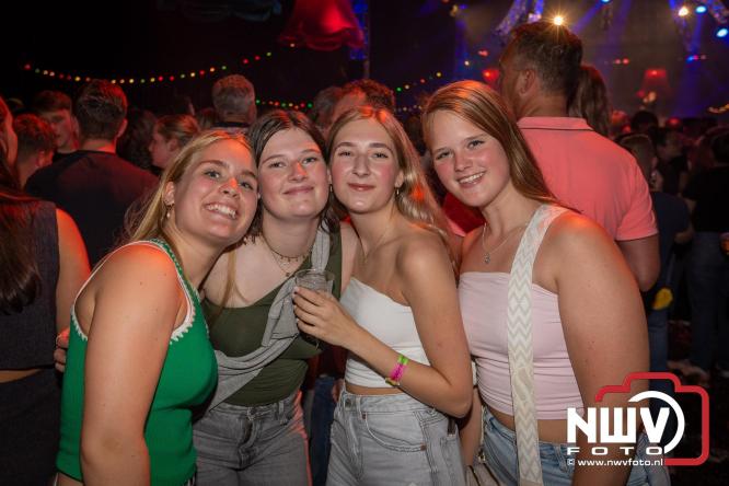 Feestknallers! Mega Piraten Festijn Oldebroek vult uitverkochte tent met oer-gezelligheid tijdens de 2025 editie. - © NWVFoto.nl