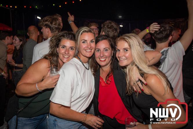 Feestknallers! Mega Piraten Festijn Oldebroek vult uitverkochte tent met oer-gezelligheid tijdens de 2025 editie. - © NWVFoto.nl