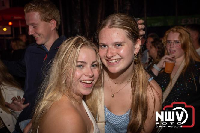 Feestknallers! Mega Piraten Festijn Oldebroek vult uitverkochte tent met oer-gezelligheid tijdens de 2025 editie. - © NWVFoto.nl
