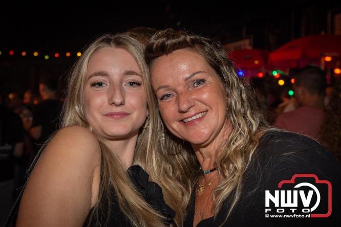 Feestknallers! Mega Piraten Festijn Oldebroek vult uitverkochte tent met oer-gezelligheid tijdens de 2025 editie. - © NWVFoto.nl