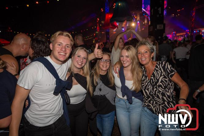 Feestknallers! Mega Piraten Festijn Oldebroek vult uitverkochte tent met oer-gezelligheid tijdens de 2025 editie. - © NWVFoto.nl
