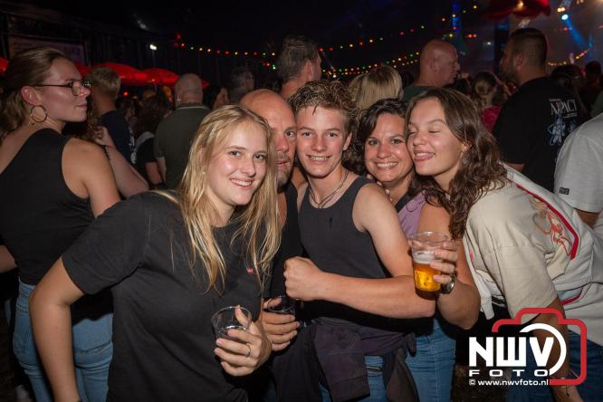Feestknallers! Mega Piraten Festijn Oldebroek vult uitverkochte tent met oer-gezelligheid tijdens de 2025 editie. - © NWVFoto.nl