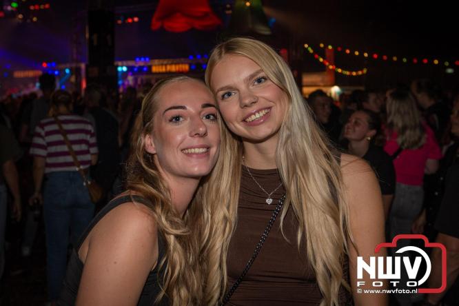 Feestknallers! Mega Piraten Festijn Oldebroek vult uitverkochte tent met oer-gezelligheid tijdens de 2025 editie. - © NWVFoto.nl