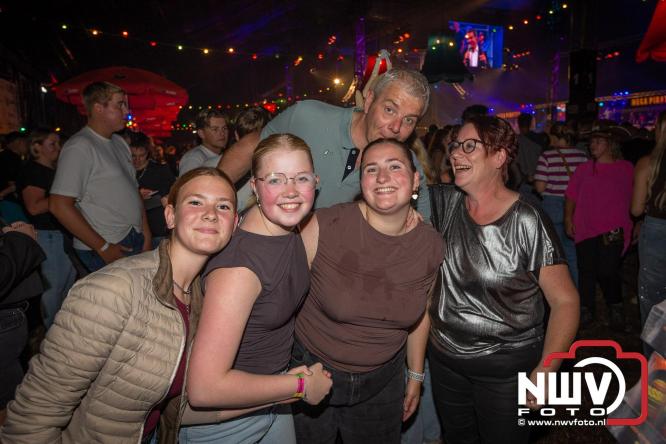Feestknallers! Mega Piraten Festijn Oldebroek vult uitverkochte tent met oer-gezelligheid tijdens de 2025 editie. - © NWVFoto.nl