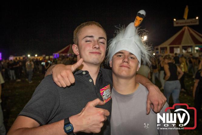 Feestknallers! Mega Piraten Festijn Oldebroek vult uitverkochte tent met oer-gezelligheid tijdens de 2025 editie. - © NWVFoto.nl
