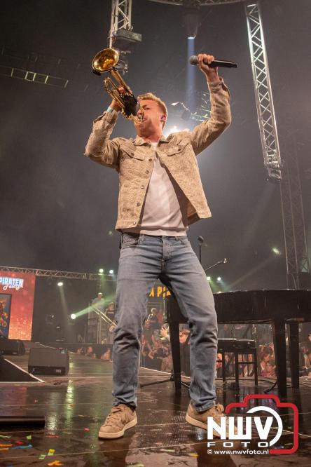 Feestknallers! Mega Piraten Festijn Oldebroek vult uitverkochte tent met oer-gezelligheid tijdens de 2025 editie. - © NWVFoto.nl