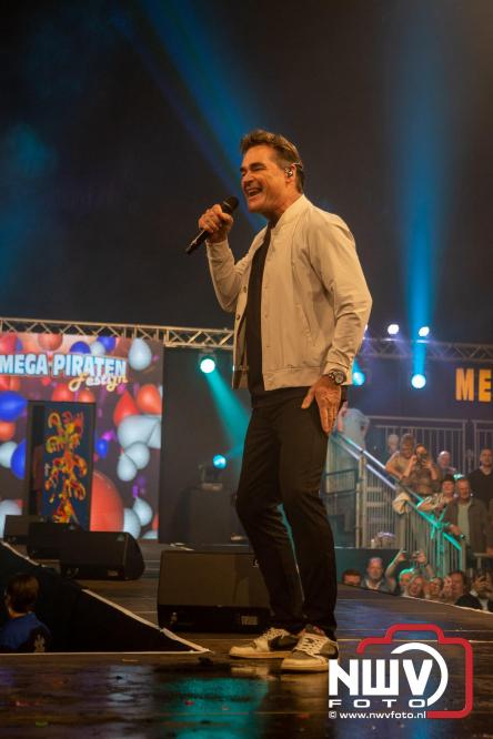 Feestknallers! Mega Piraten Festijn Oldebroek vult uitverkochte tent met oer-gezelligheid tijdens de 2025 editie. - © NWVFoto.nl