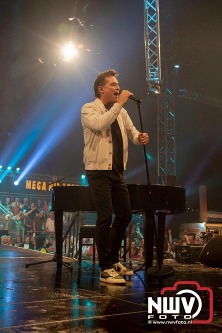 Feestknallers! Mega Piraten Festijn Oldebroek vult uitverkochte tent met oer-gezelligheid tijdens de 2025 editie. - © NWVFoto.nl