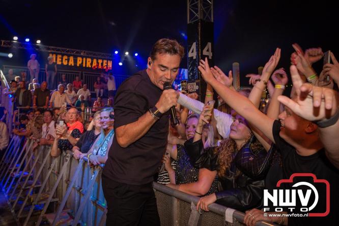 Feestknallers! Mega Piraten Festijn Oldebroek vult uitverkochte tent met oer-gezelligheid tijdens de 2025 editie. - © NWVFoto.nl