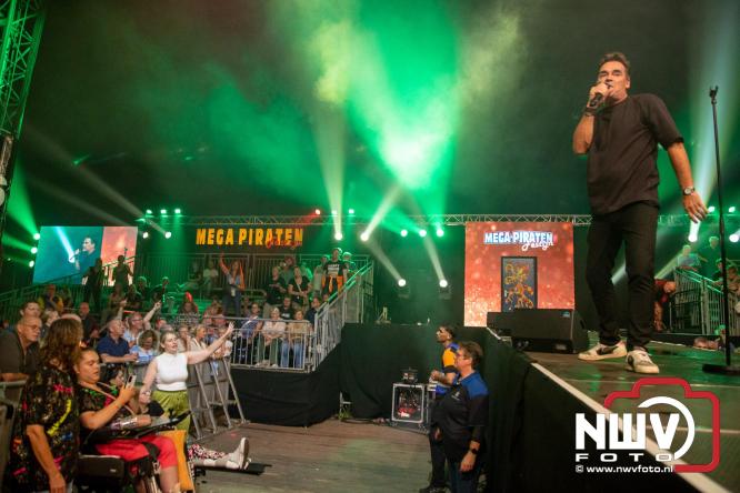 Feestknallers! Mega Piraten Festijn Oldebroek vult uitverkochte tent met oer-gezelligheid tijdens de 2025 editie. - © NWVFoto.nl
