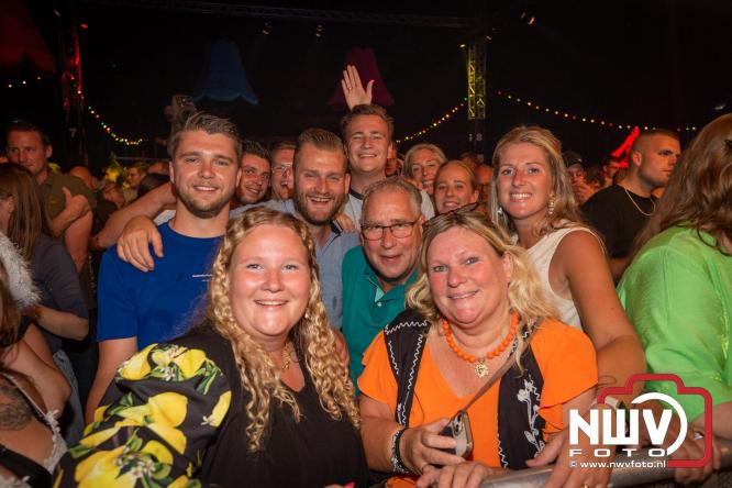 Feestknallers! Mega Piraten Festijn Oldebroek vult uitverkochte tent met oer-gezelligheid tijdens de 2025 editie. - © NWVFoto.nl
