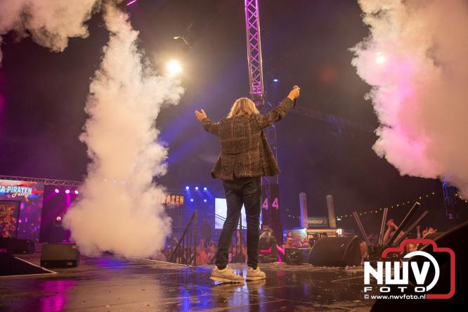 Feestknallers! Mega Piraten Festijn Oldebroek vult uitverkochte tent met oer-gezelligheid tijdens de 2025 editie. - © NWVFoto.nl