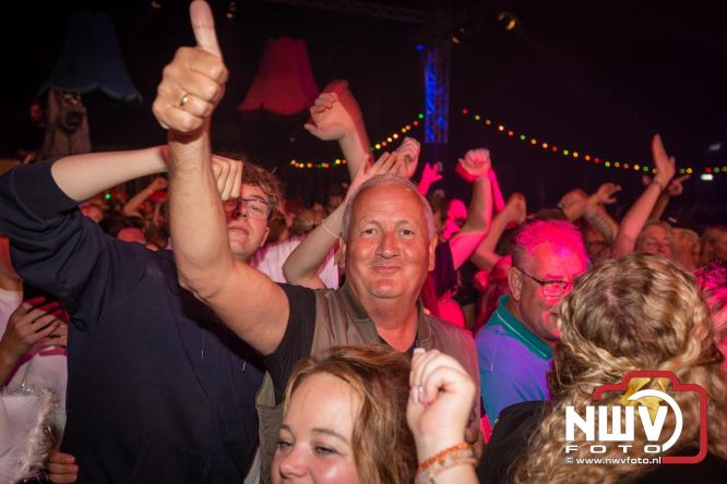 Feestknallers! Mega Piraten Festijn Oldebroek vult uitverkochte tent met oer-gezelligheid tijdens de 2025 editie. - © NWVFoto.nl
