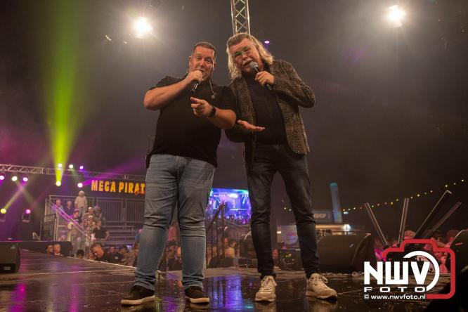 Feestknallers! Mega Piraten Festijn Oldebroek vult uitverkochte tent met oer-gezelligheid tijdens de 2025 editie. - © NWVFoto.nl