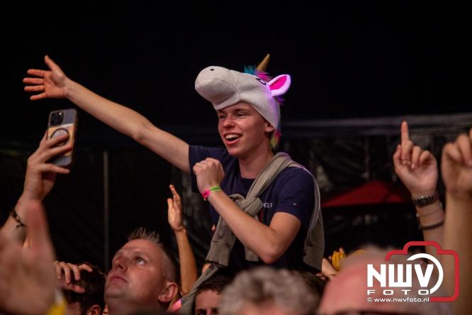 Feestknallers! Mega Piraten Festijn Oldebroek vult uitverkochte tent met oer-gezelligheid tijdens de 2025 editie. - © NWVFoto.nl