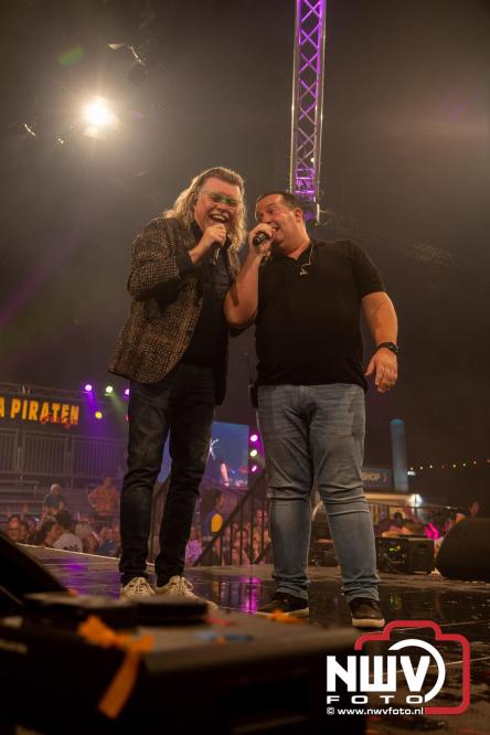 Feestknallers! Mega Piraten Festijn Oldebroek vult uitverkochte tent met oer-gezelligheid tijdens de 2025 editie. - © NWVFoto.nl